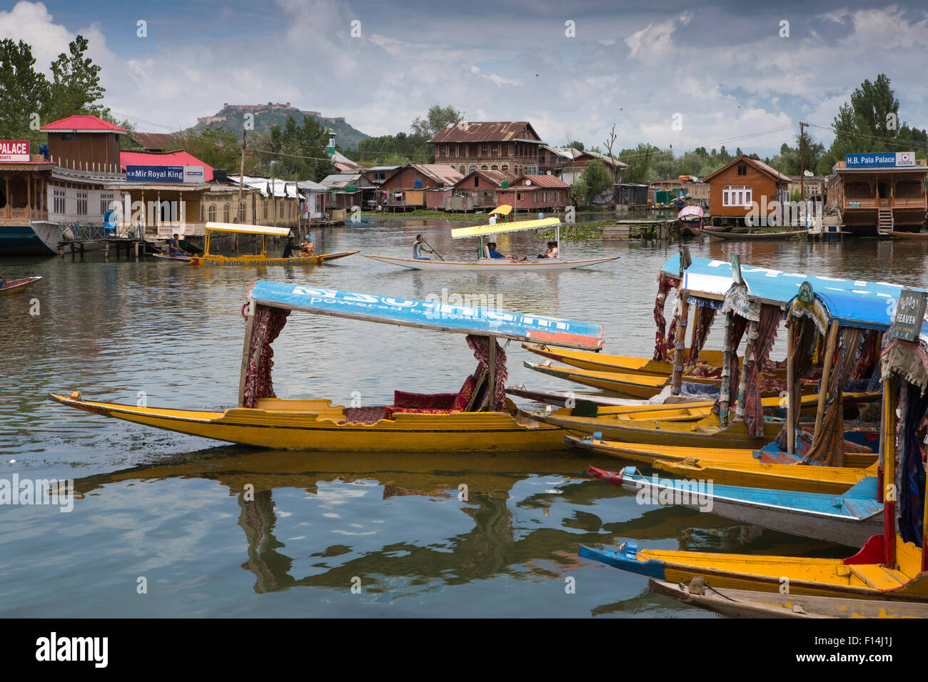 L'Inde, le Jammu-et-Cachemire, Srinagar, bateaux taxi shikara sur le lac Dal avec Hari Parbat derrière Banque D'Images