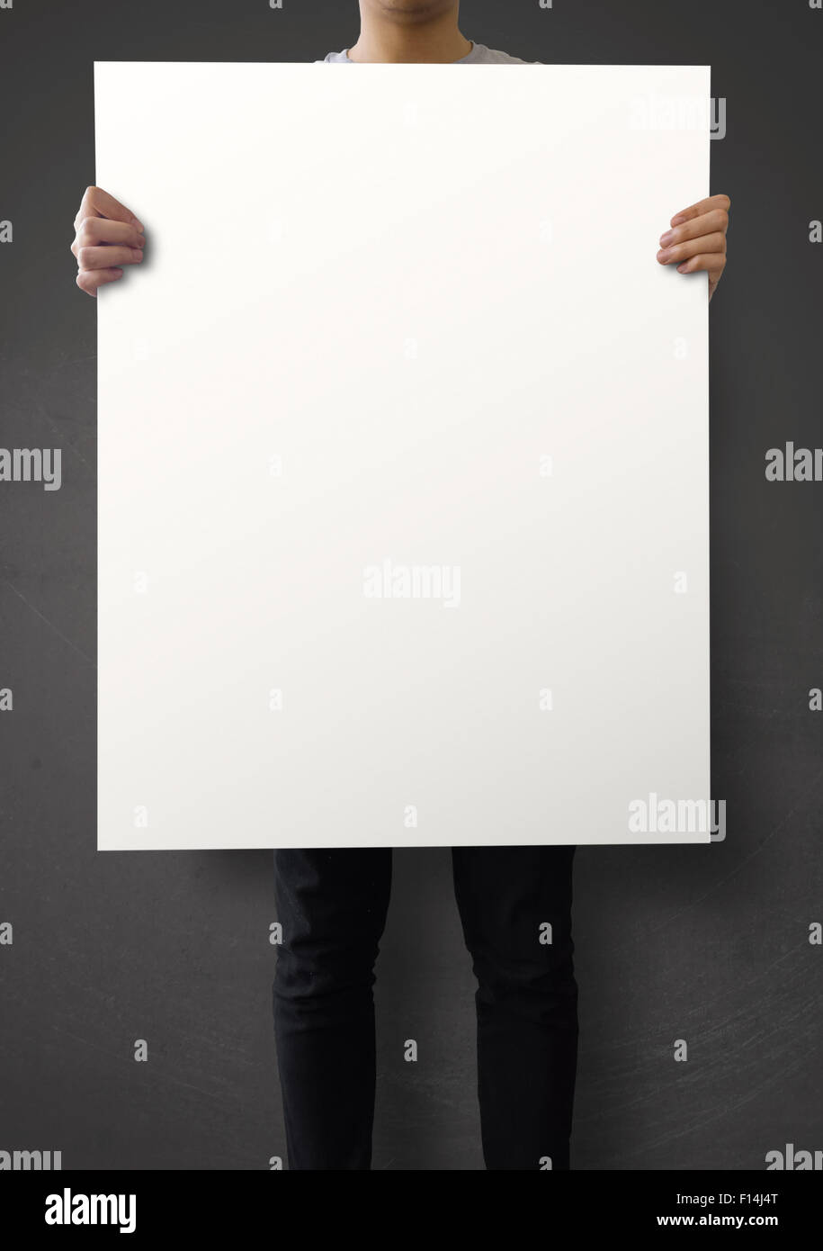 Hipster holding blank poster sur texture mur comme concept Banque D'Images
