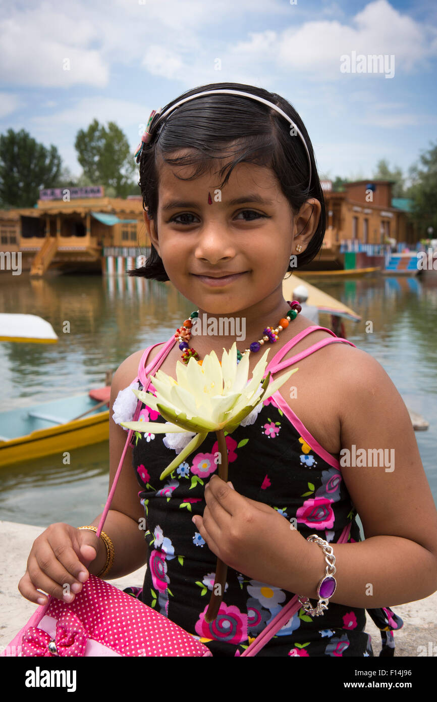 L'Inde, le Jammu-et-Cachemire, Srinagar, le lac Dal, jeune fille de Delhi famille en vacances holding fleur de lotus Banque D'Images