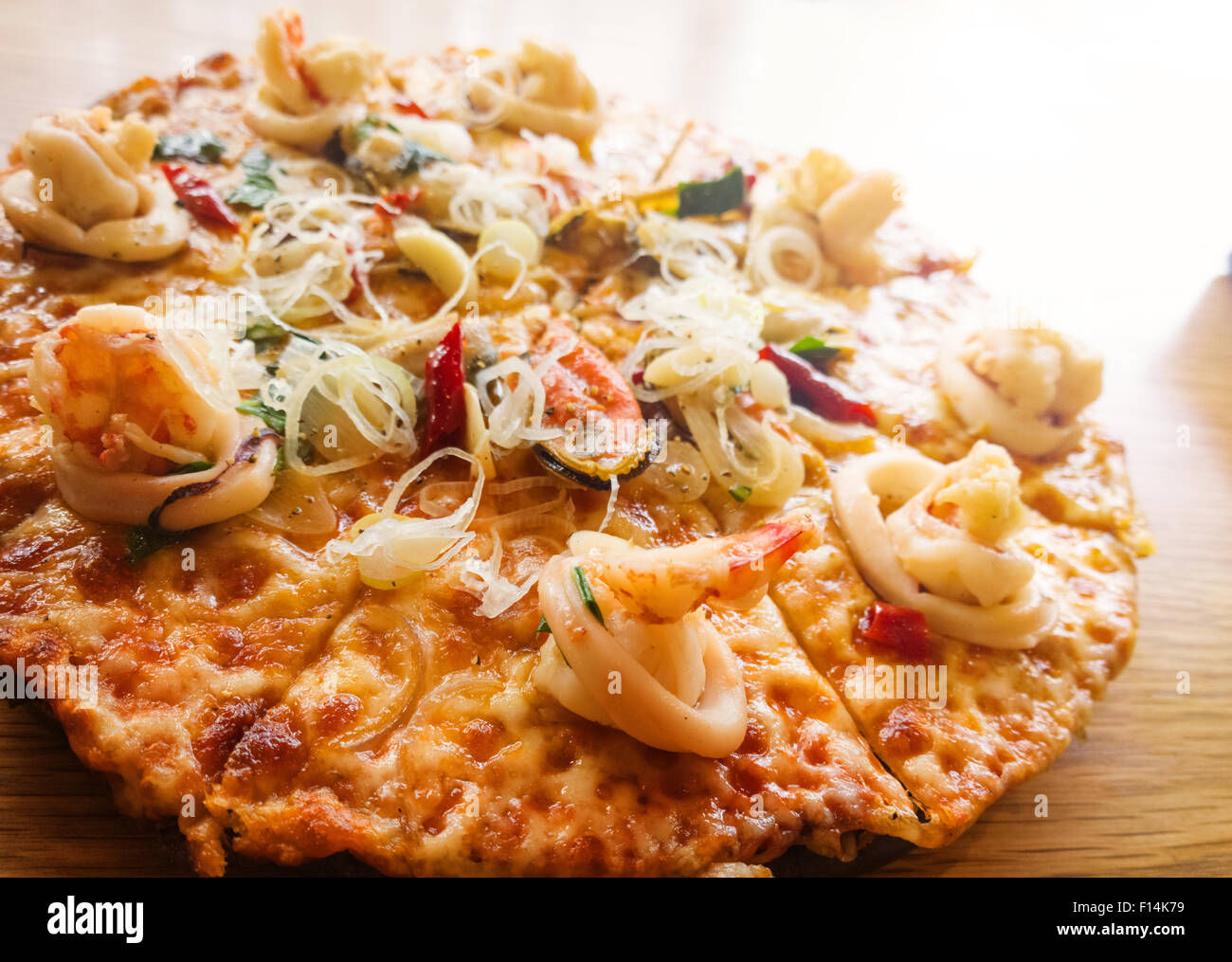 Pizza épicée de fruits de mer sur table en bois Banque D'Images