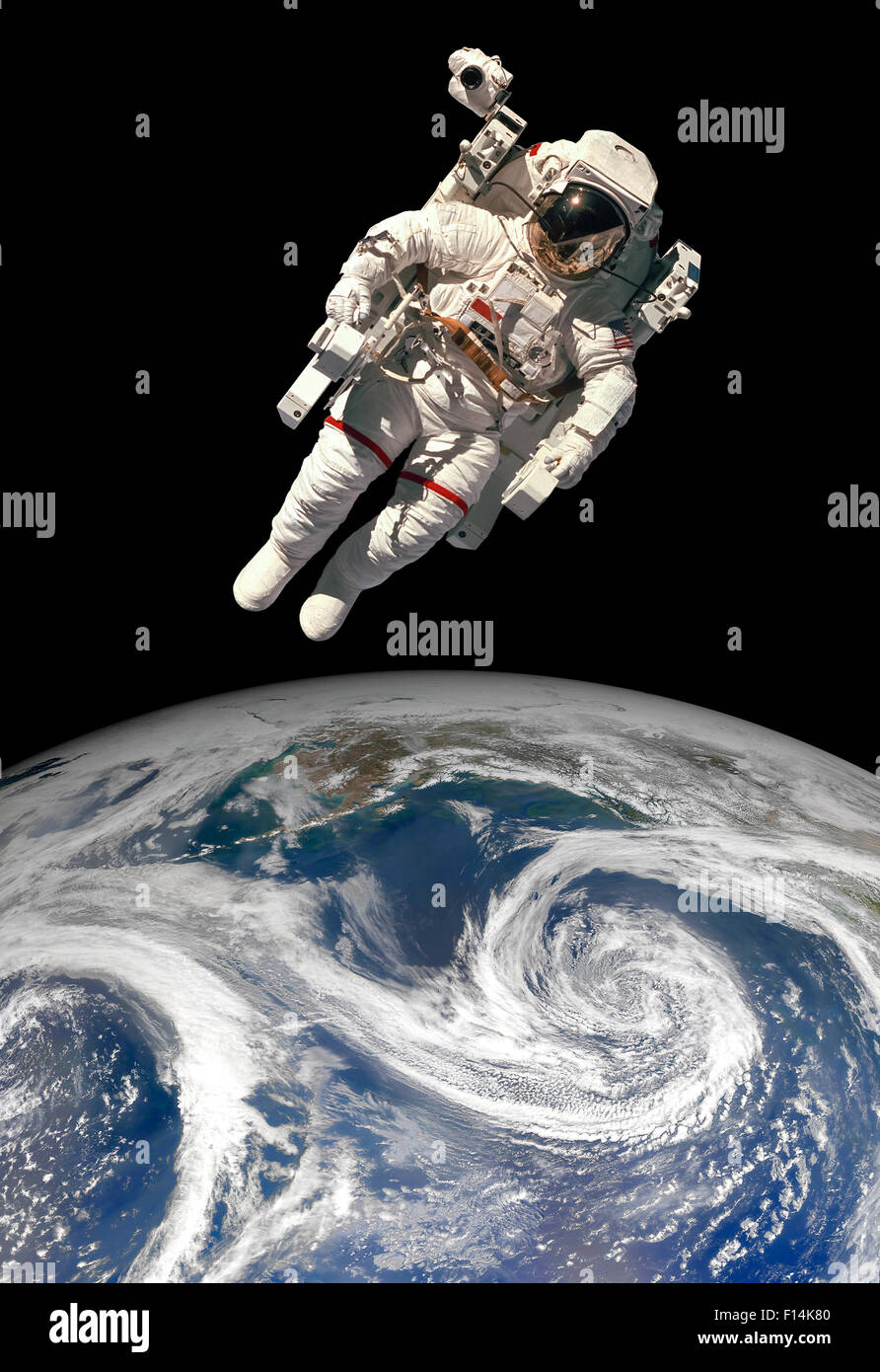 Astronaute dans l'espace dans le contexte de la planète terre. Éléments de cette image fournie par la NASA. Banque D'Images