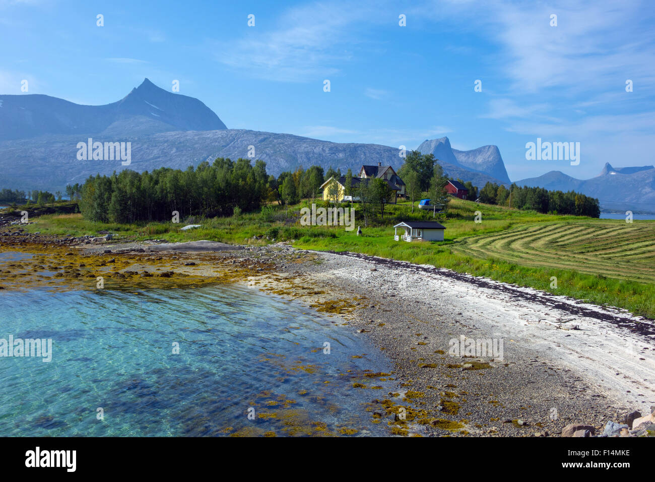 Hugelhornet Eidetind et la montagne de granit avec plage isolée et ferme près de Bodo, Norvège arctique près de E6 près de Efjord Banque D'Images