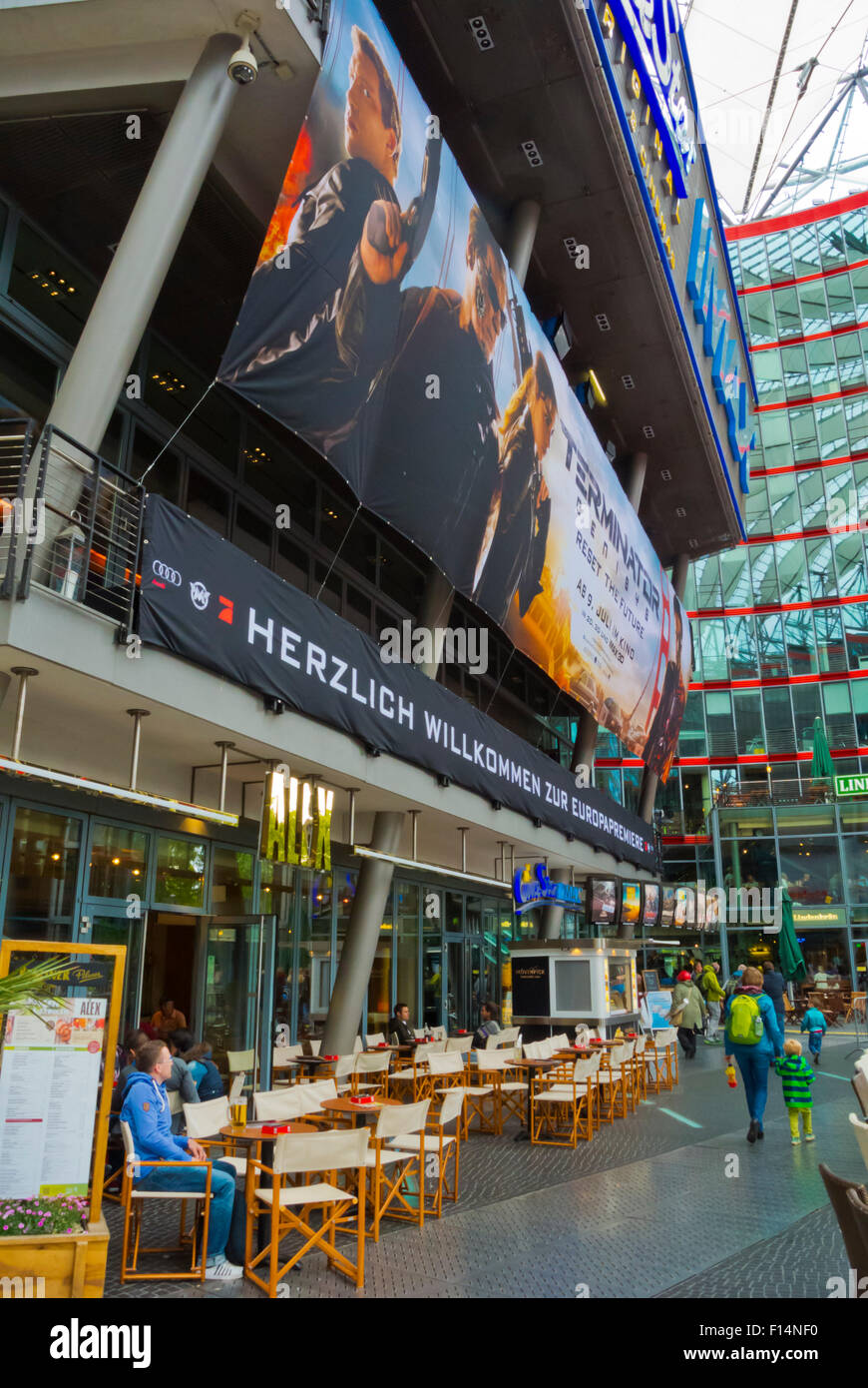 Cour intérieure, avec des restaurants et de l'étape, Sony Center, Potsdamer Platz, Mitte, Berlin, Allemagne Banque D'Images