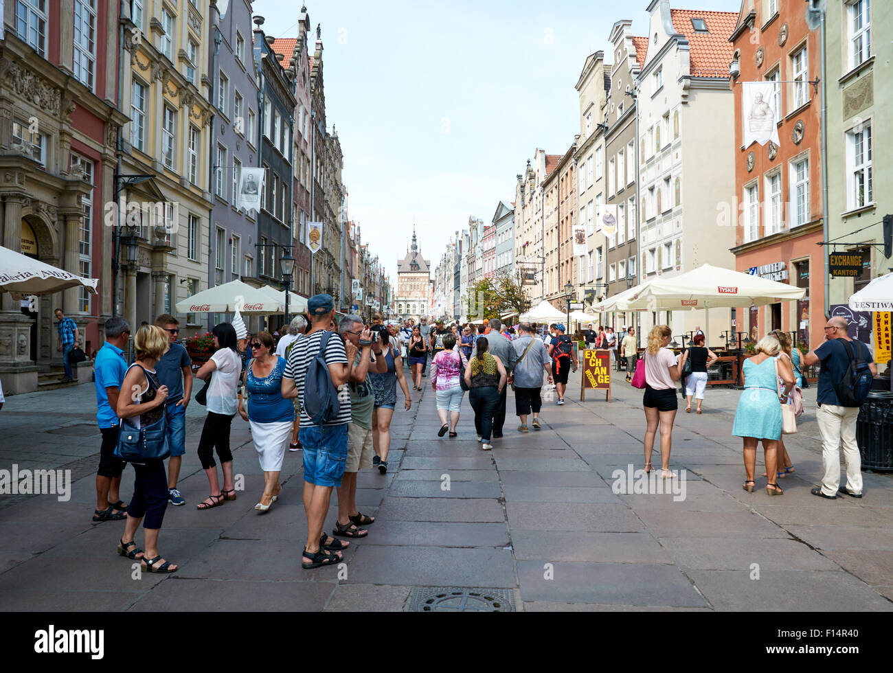 GDANSK, Pologne - 12 août 2015 : les gens marcher dans la rue dans le centre historique de Gdansk Banque D'Images