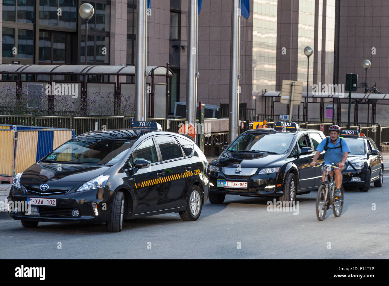 Des taxis noirs attendent les clients dans la rue de la ville de Bruxelles, Belgique Banque D'Images