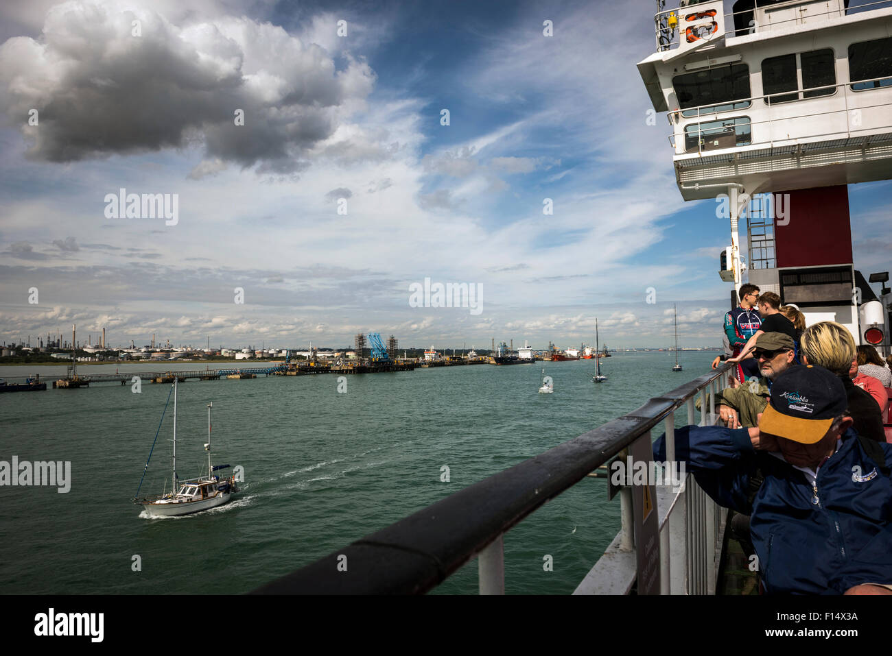 Les passagers sur une île de Wight Red Funnel Ferry navigation sur le Solent, Hampshire, Royaume-Uni Banque D'Images