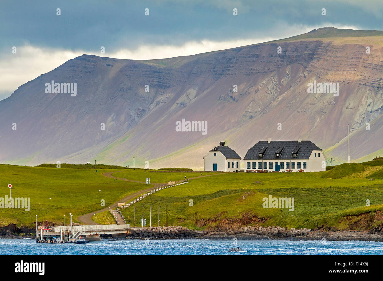 Les bâtiments en face de Falaise Reykjavik Islande Banque D'Images