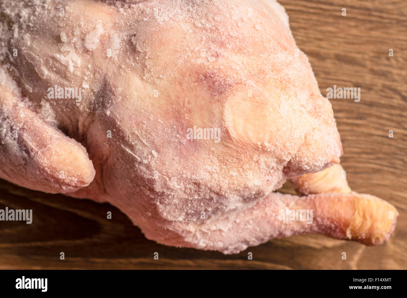 Le poulet congelé entier sur la table Banque D'Images