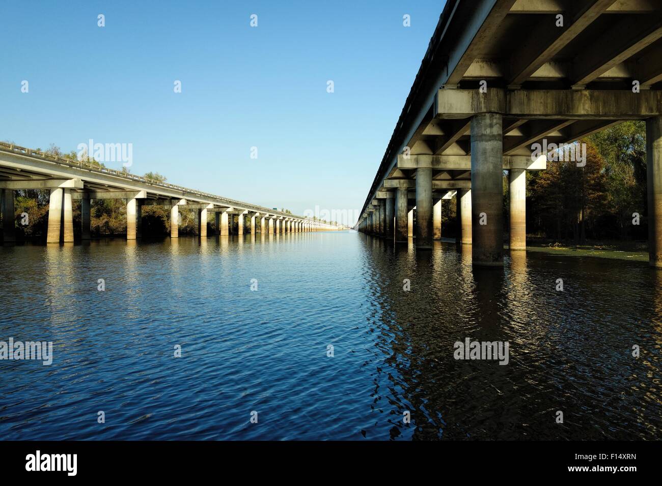 Le bassin Atchafalaya Bridge et de l'Interstate 10 (I-10) L'autoroute sur la Louisiane bayou Banque D'Images