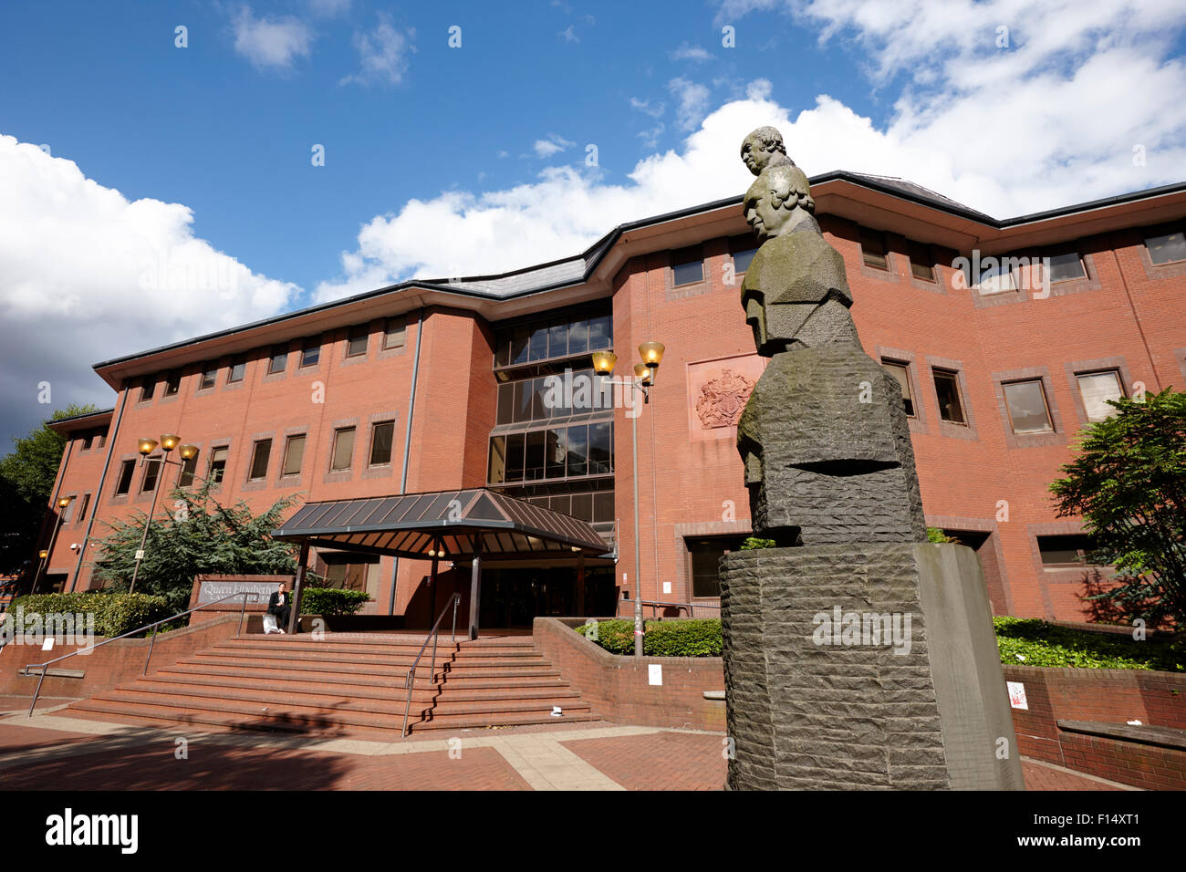 Sculpture de la justice en dehors de la reine Elizabeth 2 law courts Birmingham UK Banque D'Images