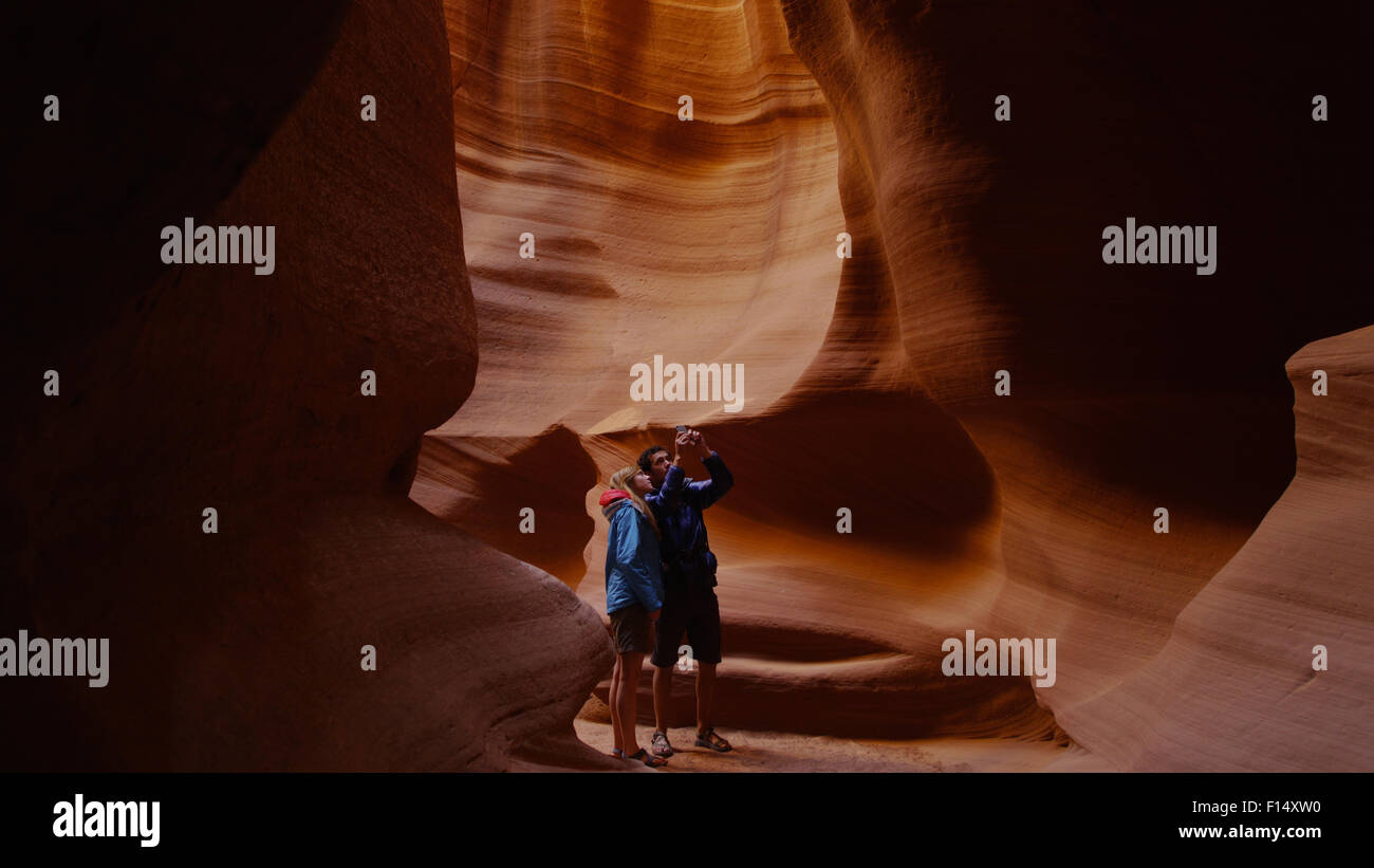 Randonnées couple photographing themselves rainuré majestueuses grottes rock formation Banque D'Images