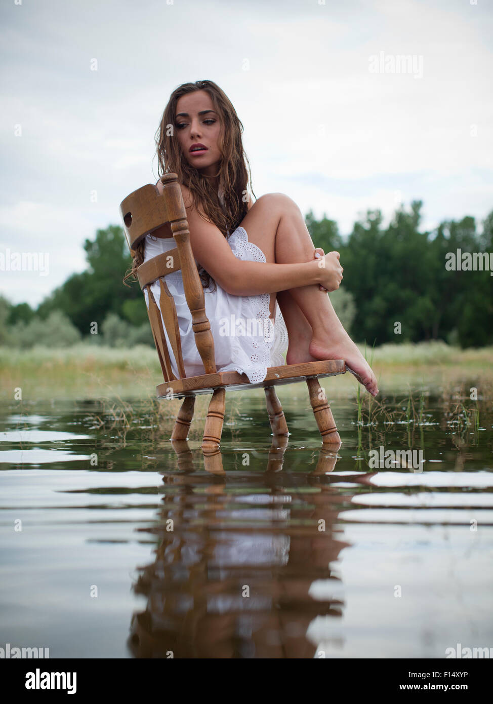USA, Utah, Provo, woman sitting on chair dans le lac Banque D'Images