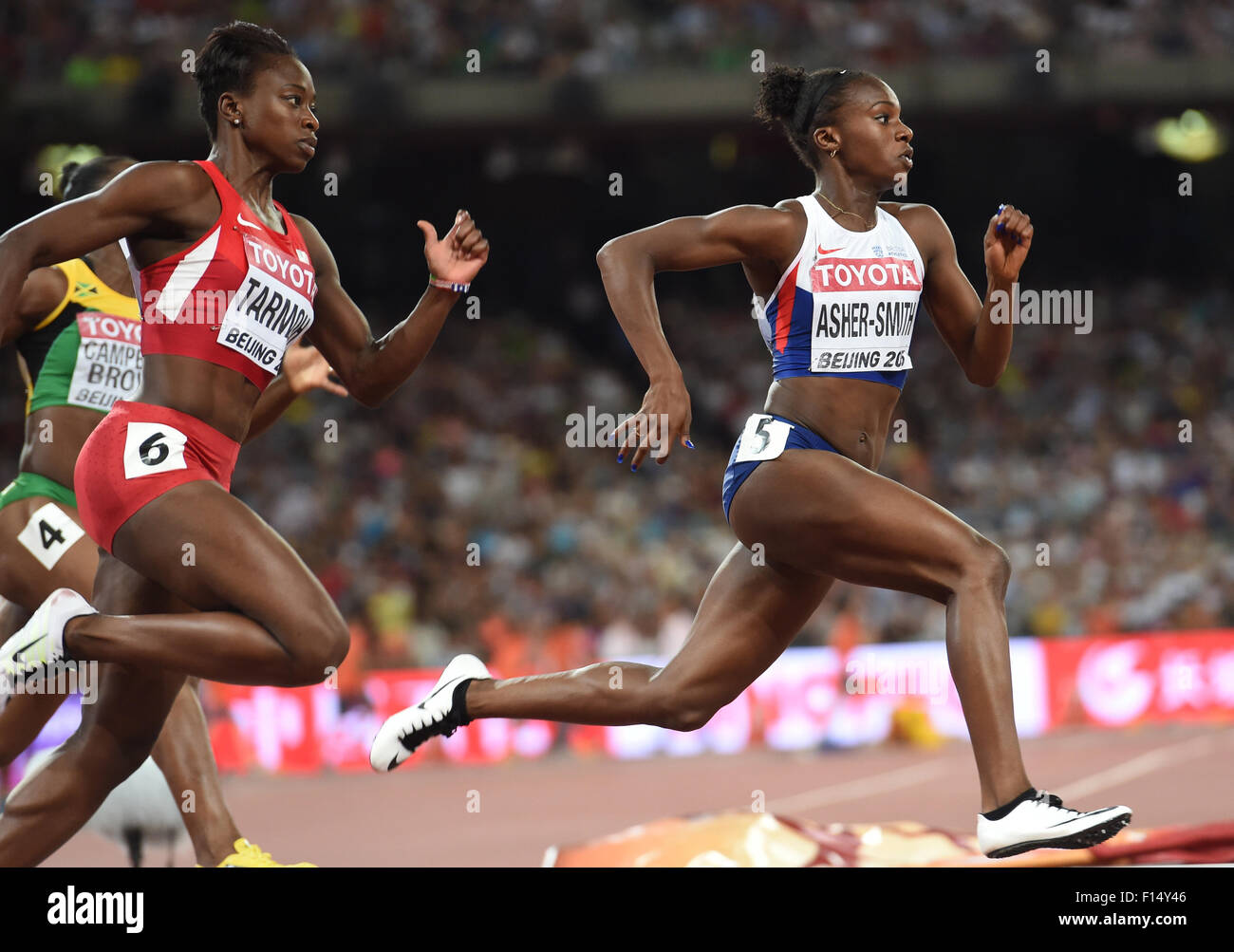 (150827) -- BEIJING, le 27 août 2015 (Xinhua) -- Asher-Smith Dina de Grande-Bretagne est en concurrence au cours de la demi-finale femmes 200m au Championnats du monde IAAF 2015 au 'nid d'oiseau' Stade national de Beijing, capitale de la Chine, le 27 août, 2015. Dina Asher-Smith a été qualifié pour la finale avec un temps de 22.12. (Xinhua/Yue Yuewei) Banque D'Images