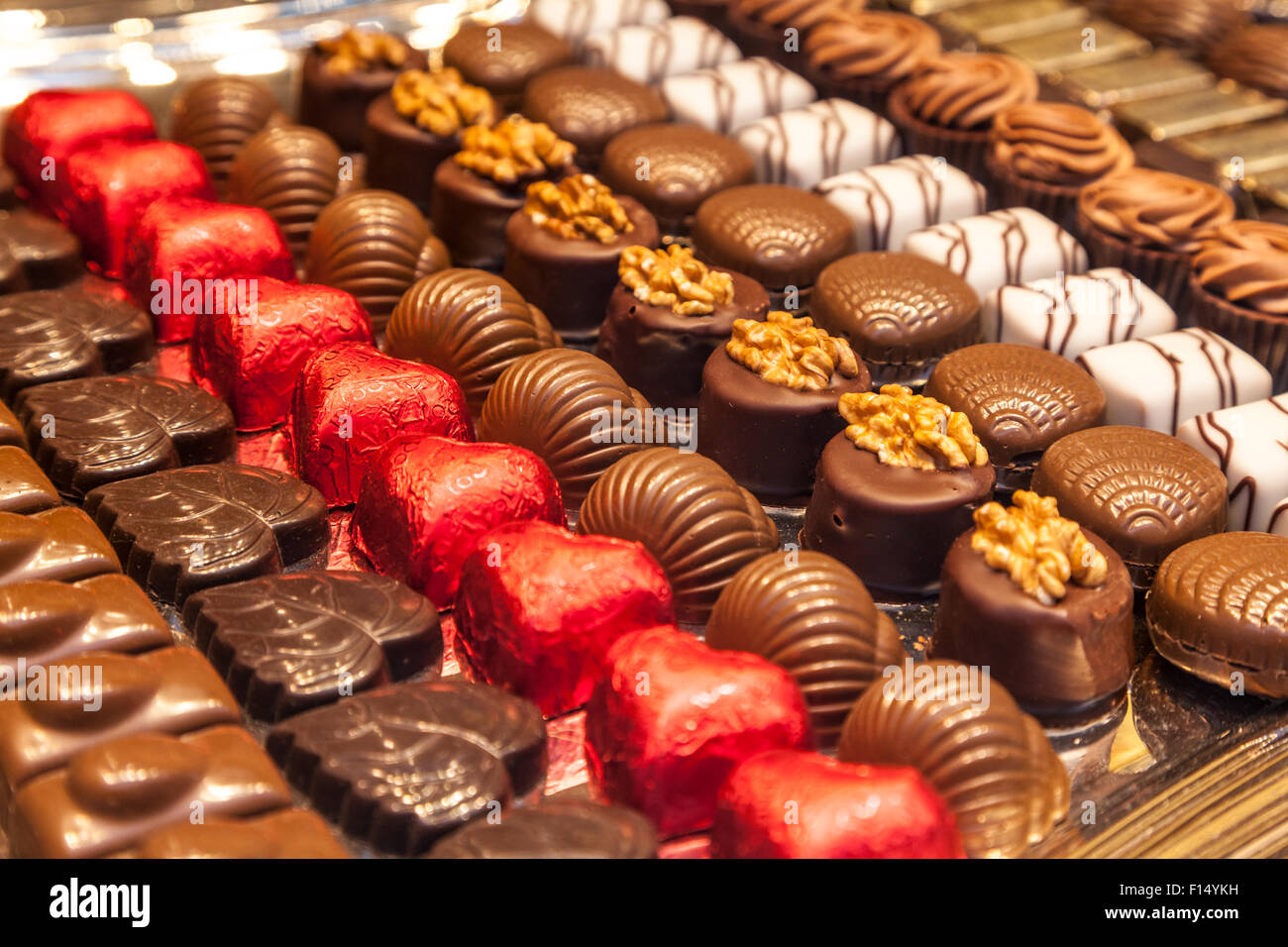 Pralines Belge traditionnelle dans une vitrine à Bruxelles, Belgique Banque D'Images