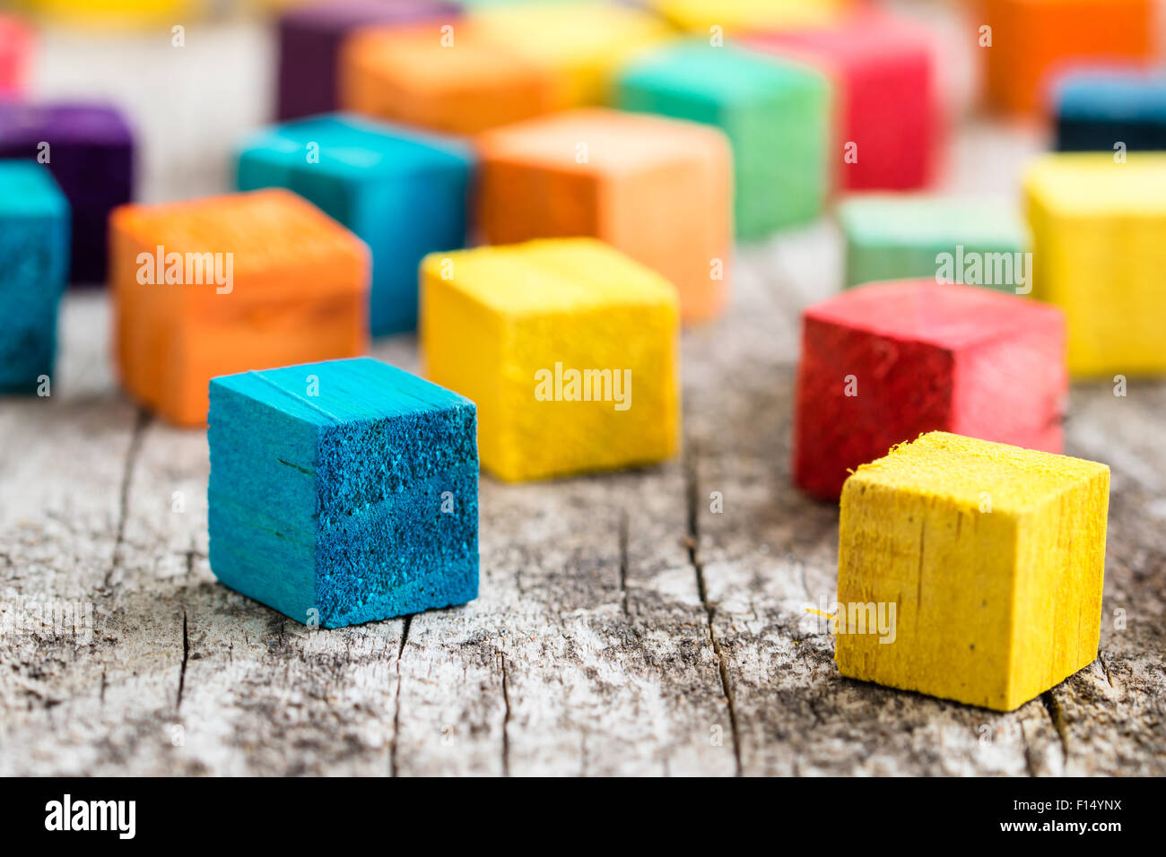 Blocs de construction en bois coloré. Selective focus Banque D'Images