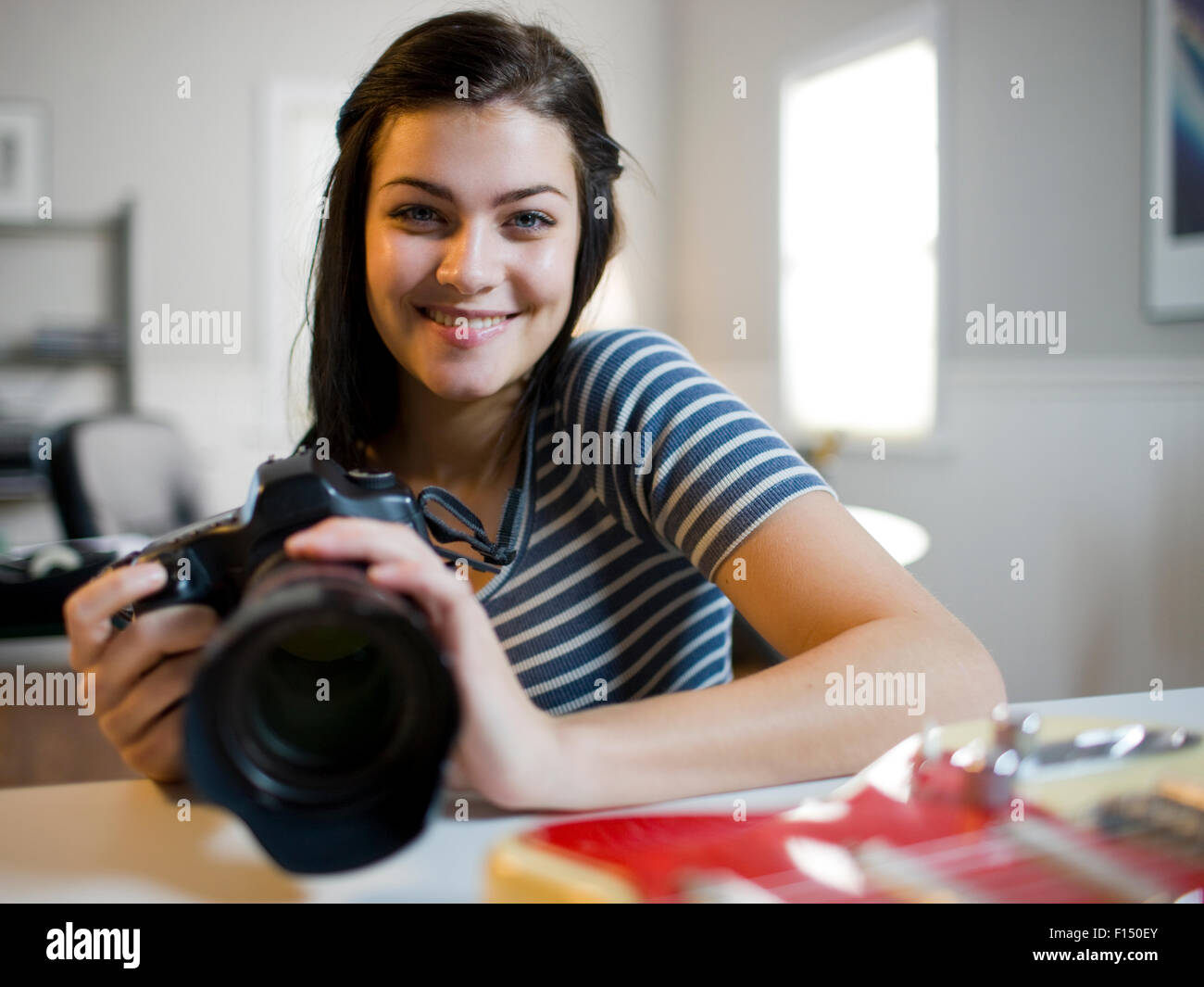 USA, Utah, Orem, Portrait of teenage girl (16-17) holding camera Banque D'Images