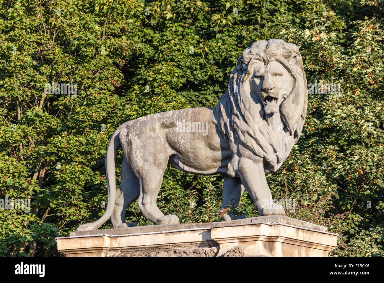 Statue de Lion à un parc dans la ville de Bruxelles, Belgique Photo Stock -  Alamy