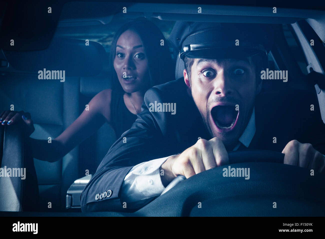 Homme Femme avec chauffeur sur siège arrière est en panne de voiture et fait face ridicule Banque D'Images