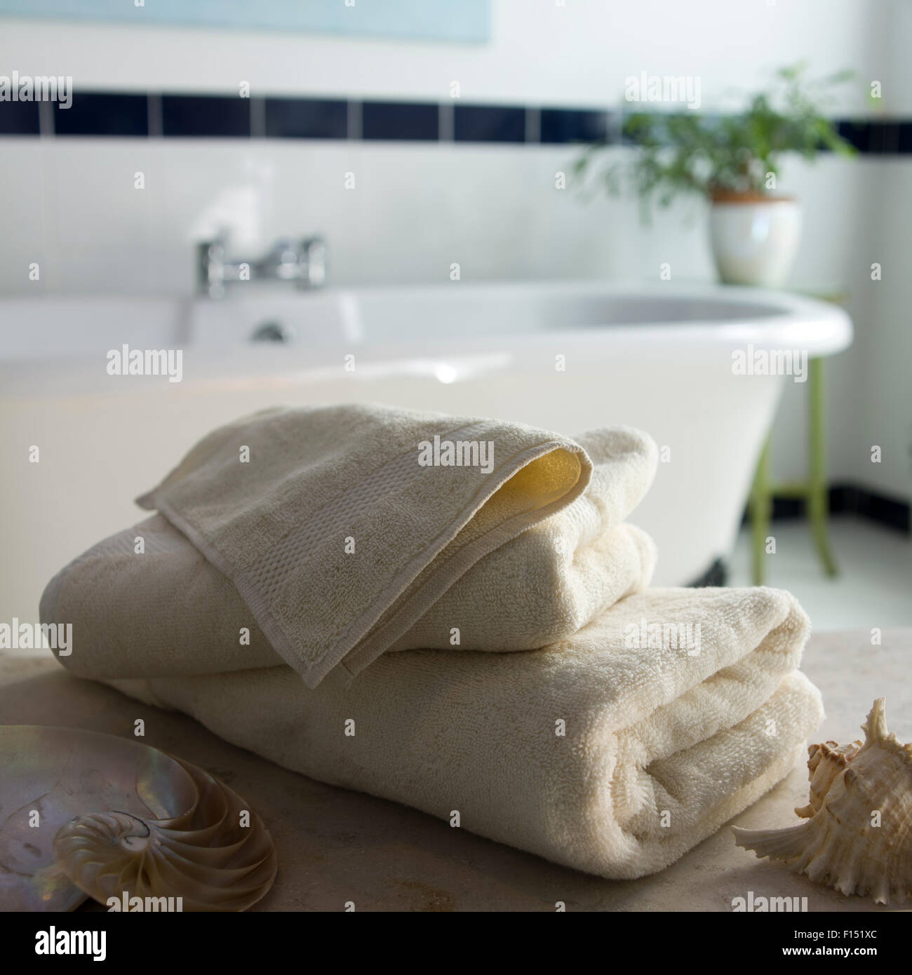 Pile de serviettes de luxe dans la salle de bains Banque D'Images