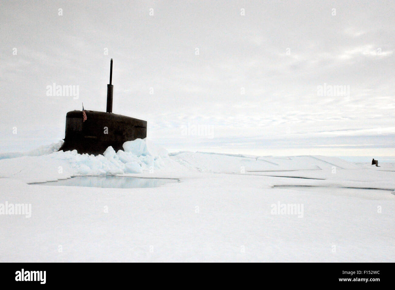 US Navy USS sous-marin nucléaire d'attaque rapide des surfaces par Seawolf glaces de l'arctique au pôle Nord le 1er août 2015. Banque D'Images