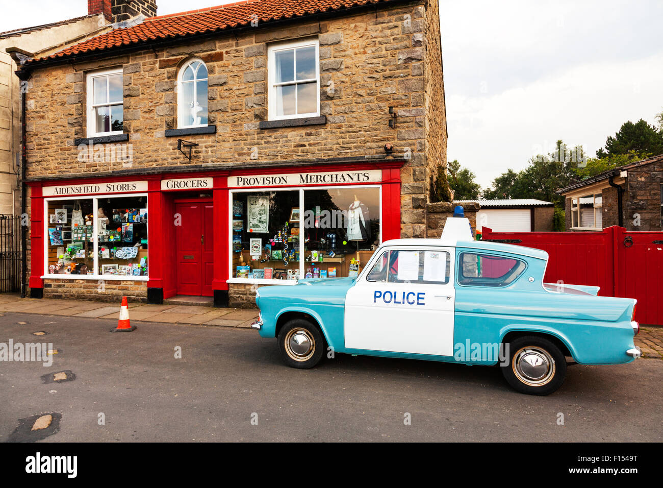 Goathland village shop magasins Aidensfield Ford Anglia voiture de police de heartbeat tv show stationné à l'extérieur vue emblématique d'épiciers Banque D'Images