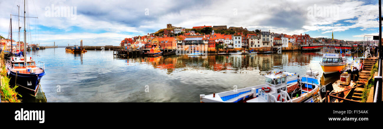 Whitby, North Yorkshire town HARBOUR HARBOUR boats vue panoramique panorama coast mer côtière maisons maisons boutiques UK Angleterre Banque D'Images