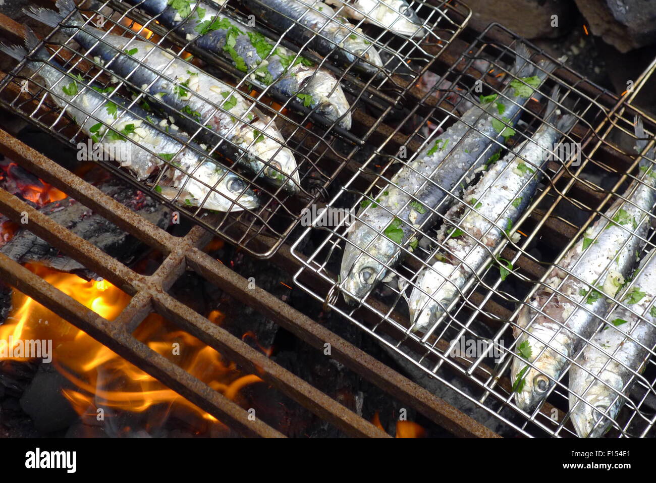 Sardines sur barbecue avec fire Banque D'Images