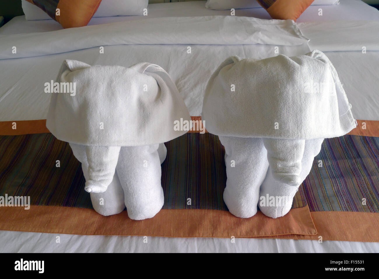 Art Serviette pliée, d'un essuie-tout sous la forme d'un éléphant Photo  Stock - Alamy