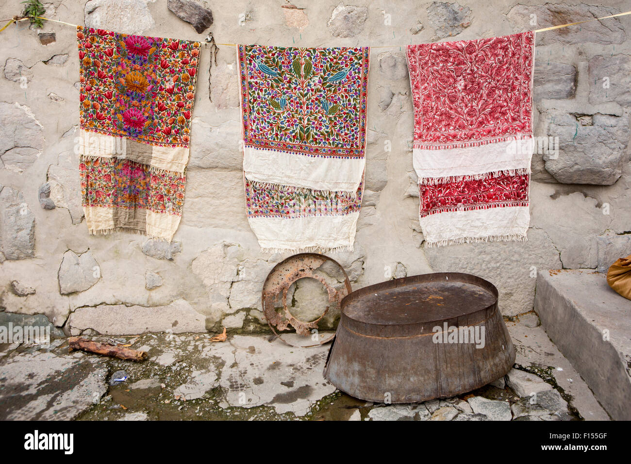 L'Inde, le Jammu-et-Cachemire, Srinagar, vieille ville, rivière rivière Jhelum ghat, crewel séchage des textiles brodés à la ligne Banque D'Images