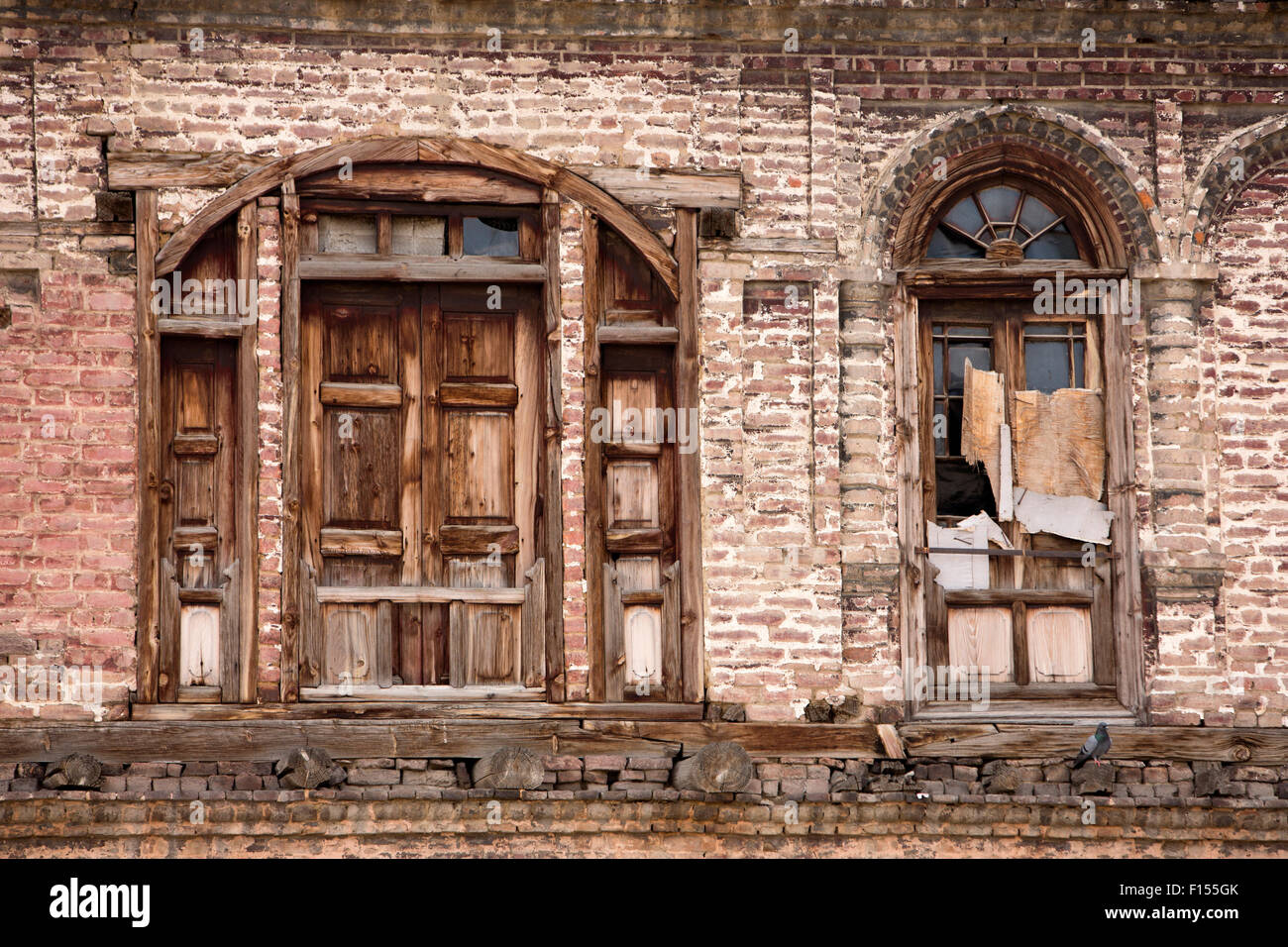 L'Inde, le Jammu-et-Cachemire, Srinagar, vieille ville, fenêtres et volets en bois du bâtiment historique Banque D'Images