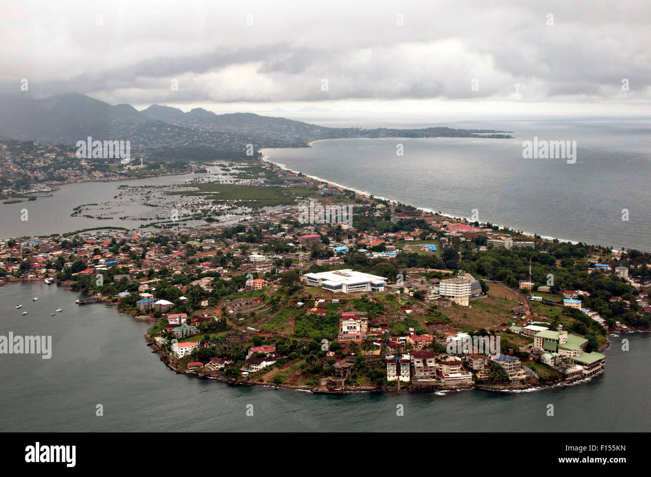 Vue aérienne de Freetown, Sierra Leone un jour de pluie. Banque D'Images
