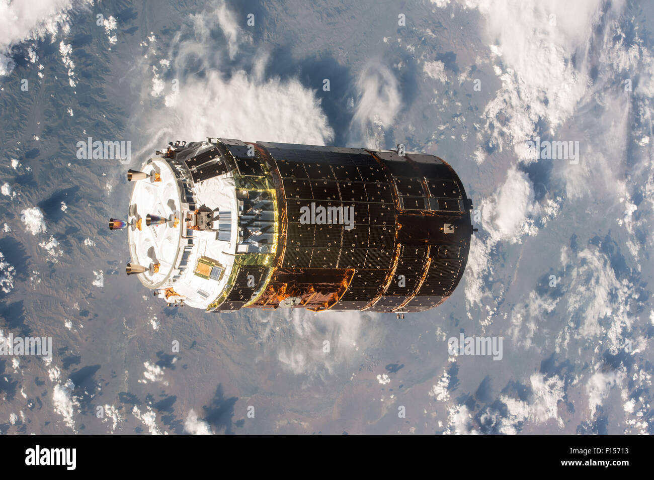 L'Agence japonaise d'exploration aérospatiale Kounotori 5 H-II Transfer Vehicle vaisseaux cargo s'approche de la Station spatiale internationale le 24 août 2015, dans l'orbite de la Terre. L'artisanat automatique des cargaisons, nommé Kounotori, ou cigogne blanche, a effectué plus de quatre ans et demi de tonnes de fournitures et de recherche, y compris l'eau, pièces de rechange et matériel de l'expérience à l'ISS. Banque D'Images
