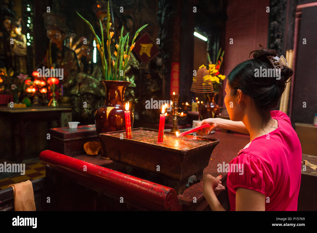 Empereur de Jade, une jeune femme vietnamienne adore à l'Empereur de Jade à Ho Chi Minh Ville au Vietnam. Banque D'Images