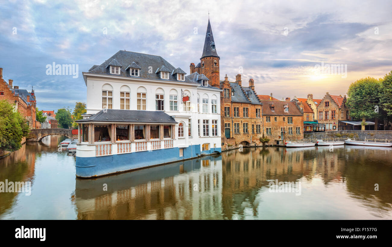 Les canaux de Bruges au lever du soleil Banque D'Images