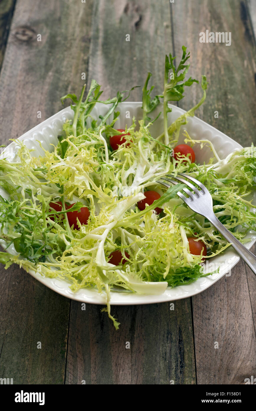 Salade d'Endives, habillé avec de l'huile d'olive et garni de tomates cerises Banque D'Images