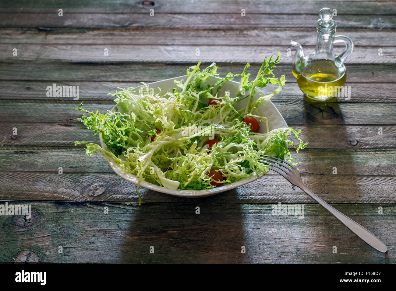 Salade d'Endives, habillé avec de l'huile d'olive et garni de tomates cerises Banque D'Images