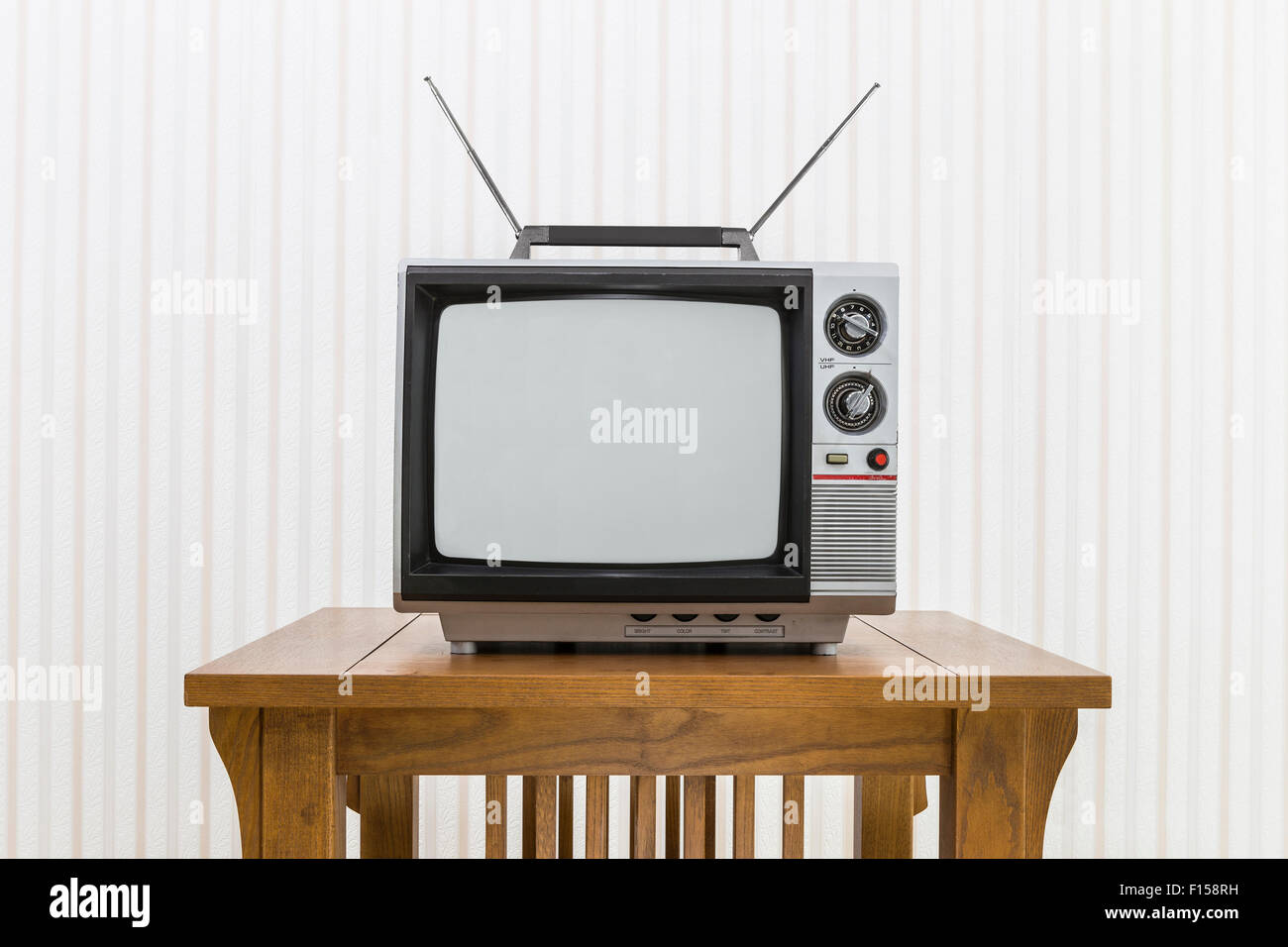 Vieille télévision portative avec antenne sur table en bois. Banque D'Images