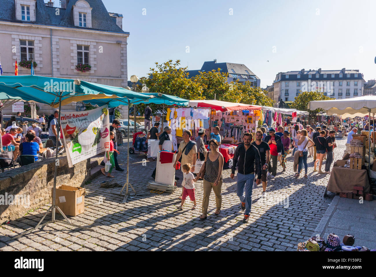 Jour de marché à Dinan, Bretagne, France Banque D'Images