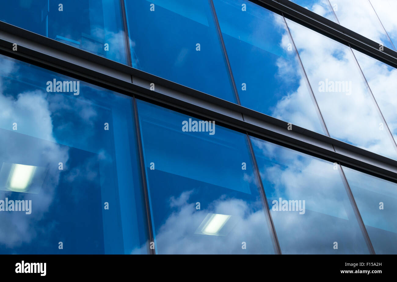 Immeuble de bureaux de style moderne et propre avec ciel bleu dans les fenêtres Banque D'Images