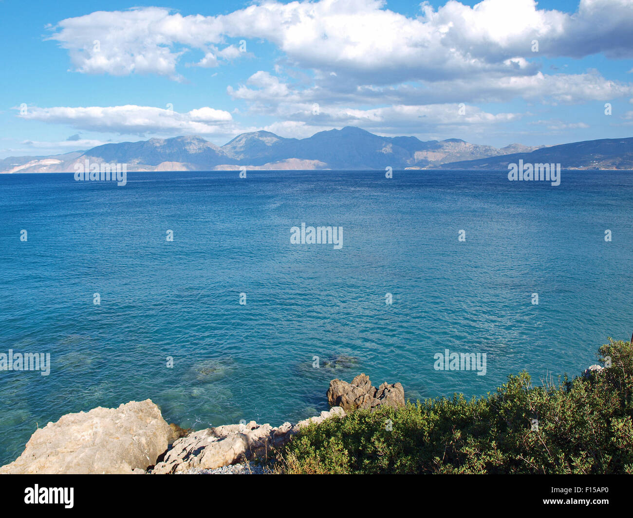 La Grèce, Crete - Golfe de Mirabello. Méditerranée bleu marin sur une chaude journée d'été. Banque D'Images