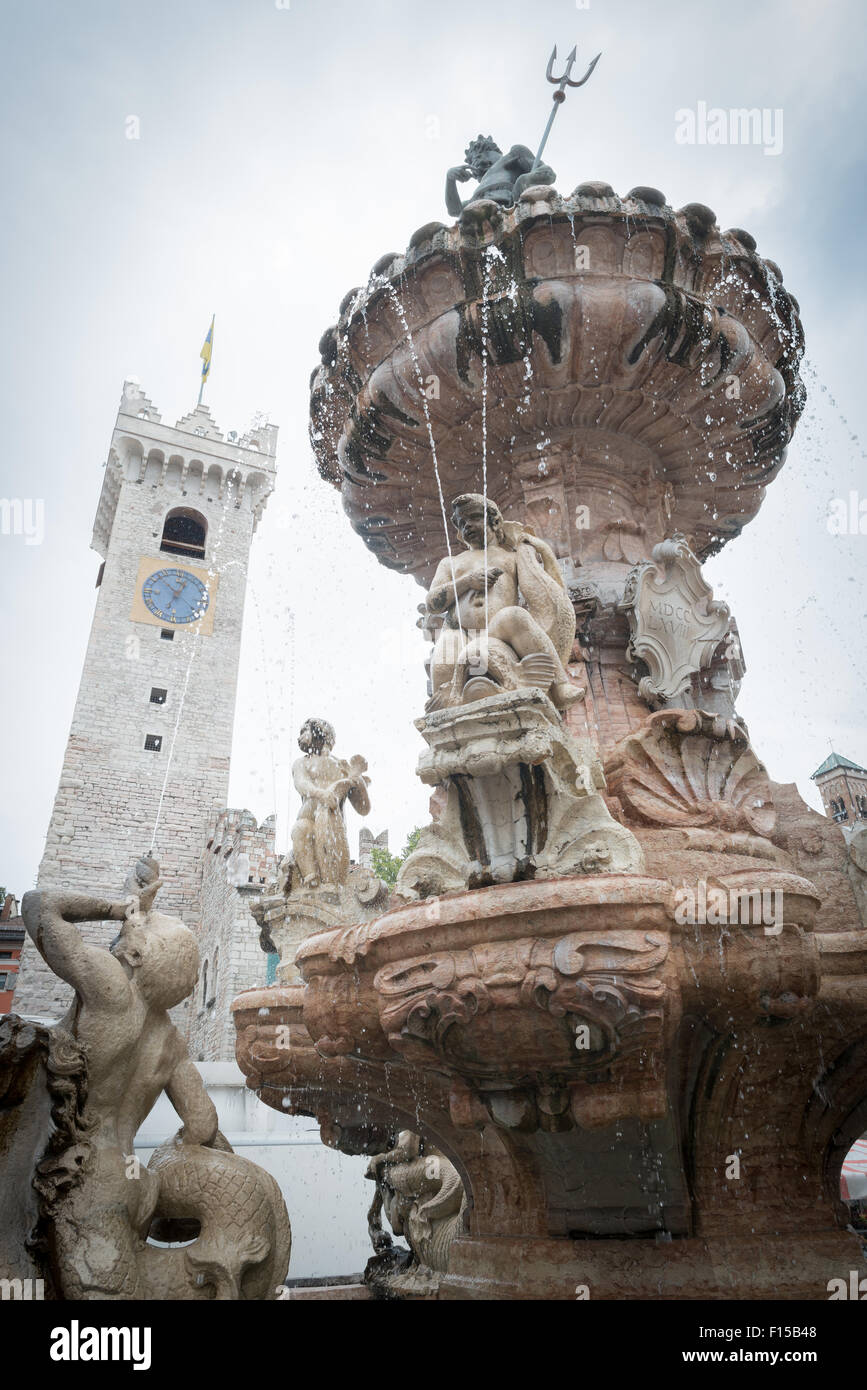 Trento, Italie, Fontaine de Neptune et Torre Civica sur la place de la Cathédrale Banque D'Images