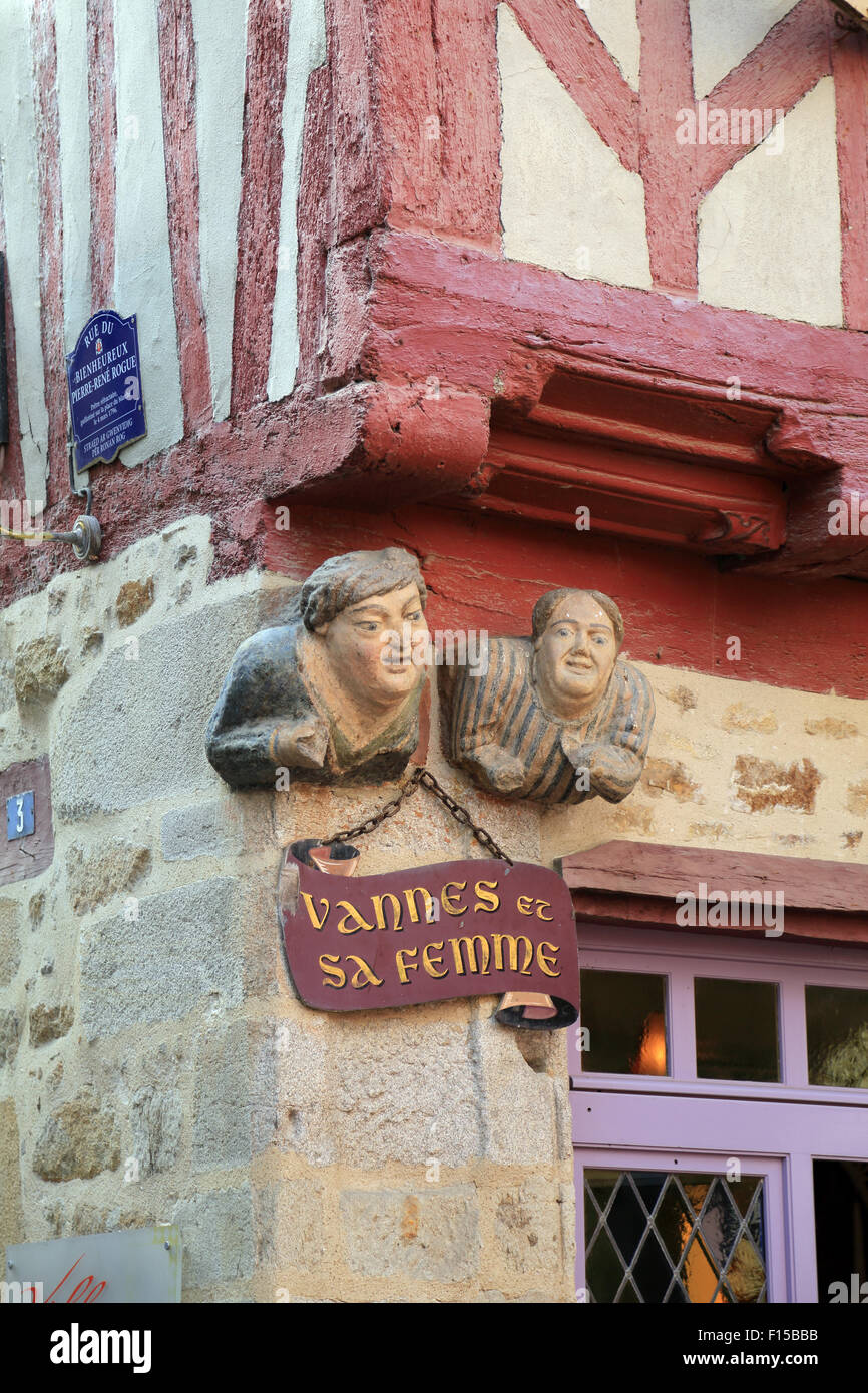 Vannes et sa femme dans la rue Bienheureux Pierre René Rogues, Vannes, Morbihan, Bretagne, France Banque D'Images