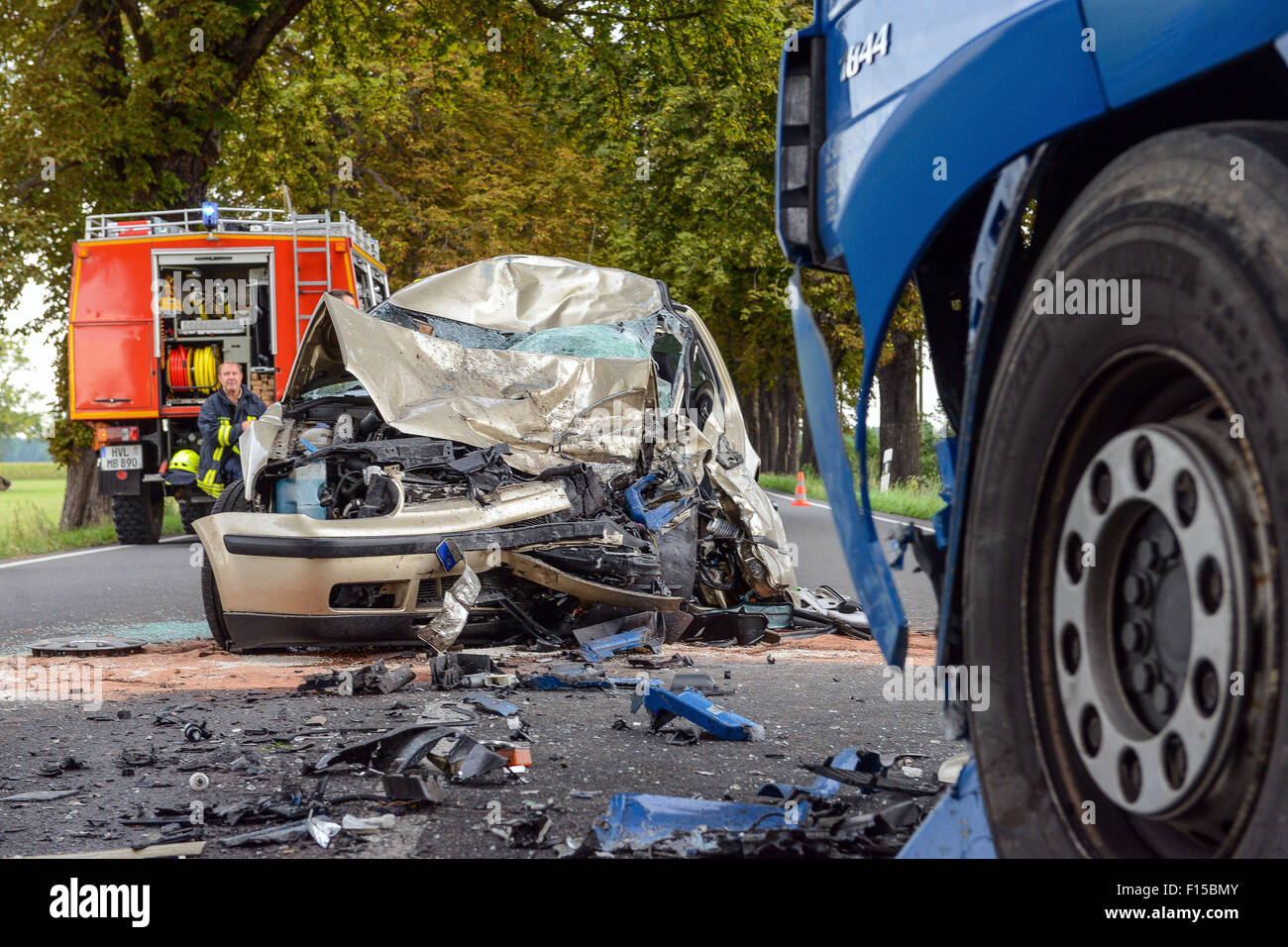 Friesack, Allemagne. Août 27, 2015. Une voiture est sur la route fédérale 5 après une collision avec un camion près de Friesack, Allemagne, 27 août 2015. Un homme de 77 ans est mort dans l'accident. L'homme est entré dans la voie opposée pour des raisons inconnues au départ. Photo : JULIAN STAEHLE/dpa/Alamy Live News Banque D'Images