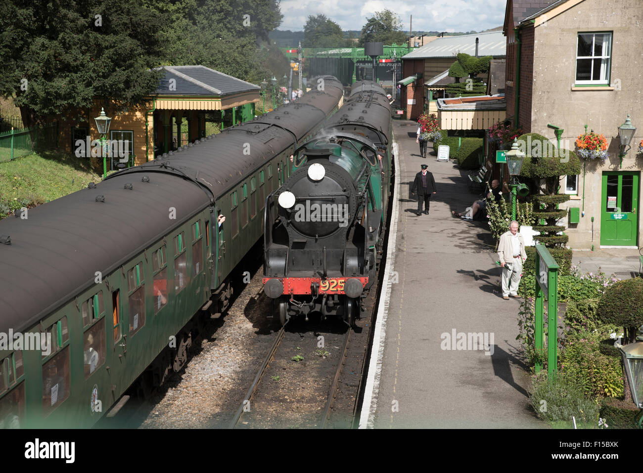 Le cresson Line à la station de Ropley Hampshire England UK Le Cheltenham loco de vapeur près de la plate-forme Banque D'Images