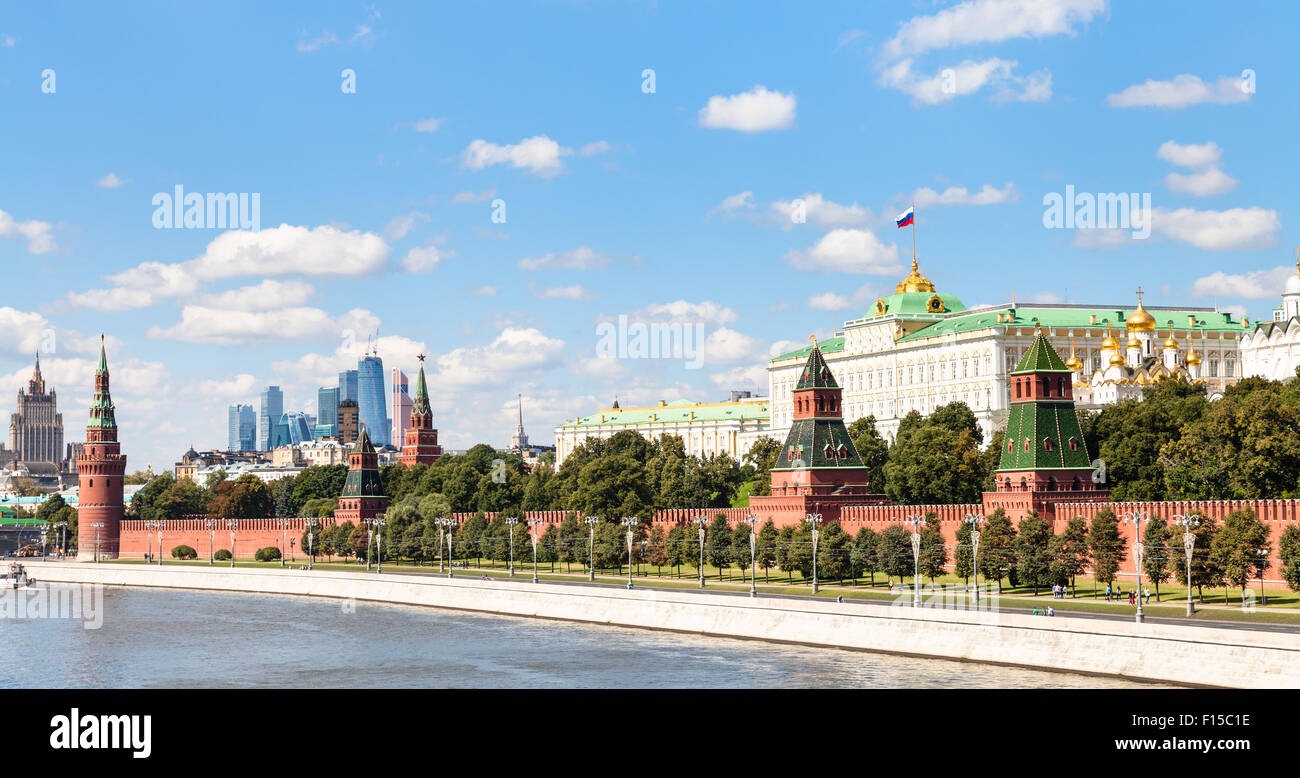 Moscow skyline - vue panoramique de la rivière Moskva, remblai, Kremlin, Moscou Centre-ville en journée ensoleillée Banque D'Images