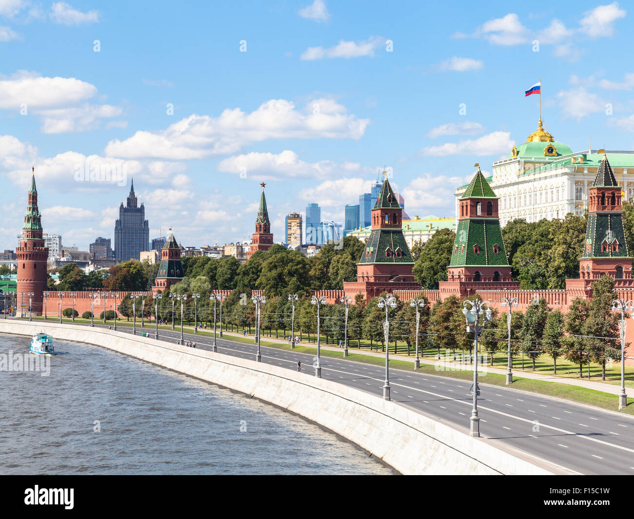 La ville de Moscou - vue de murs rouges et tours de Moscou Kremlin le Kremlin de remblai en rive Moskva Moscou, Russie dans summ Banque D'Images