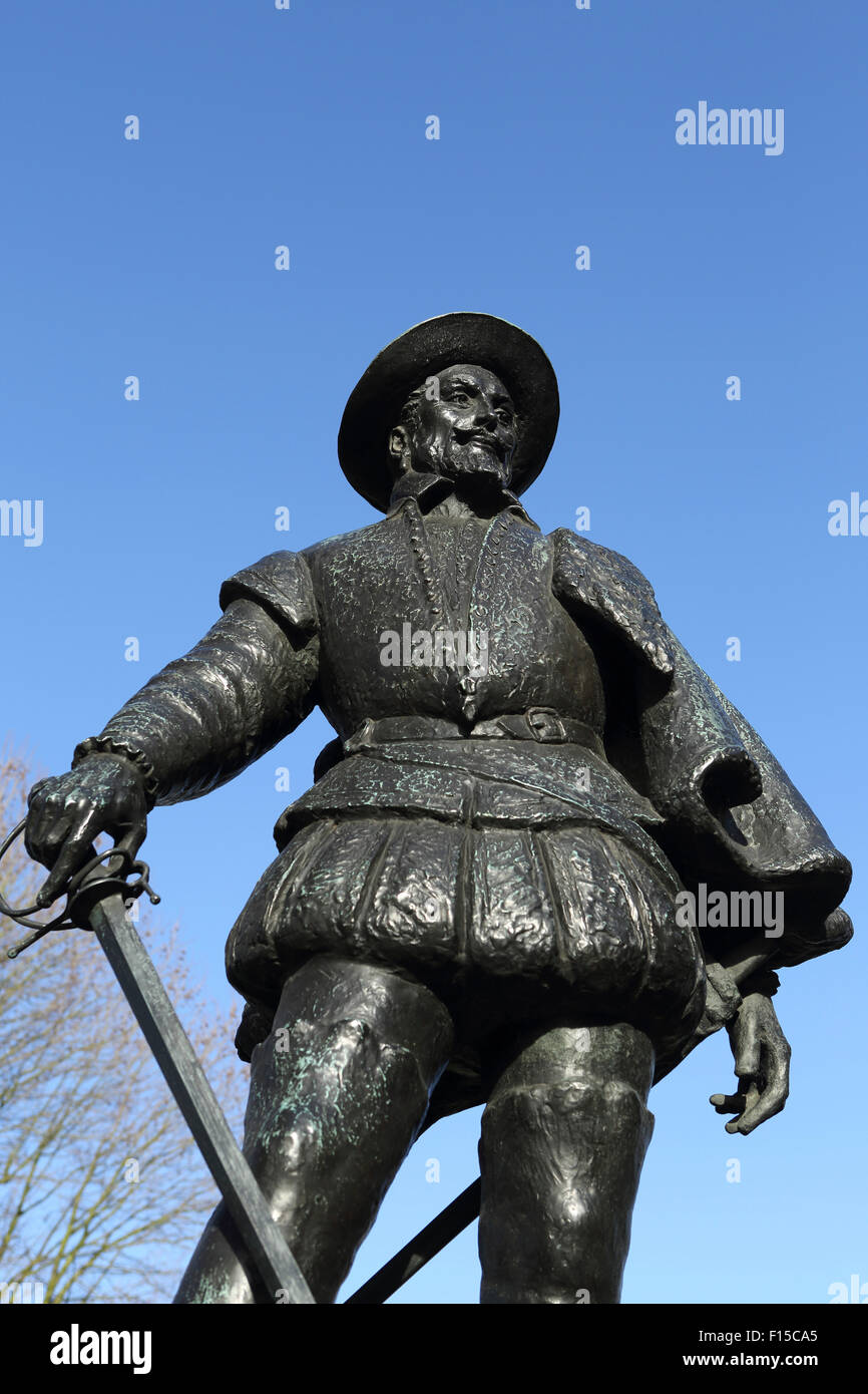 Statue de Sir Walter Raleigh, Greenwich, Londres, Angleterre. Raleigh (1554 - 1618) était un homme d'explorer, un poète et un courtisan. Banque D'Images
