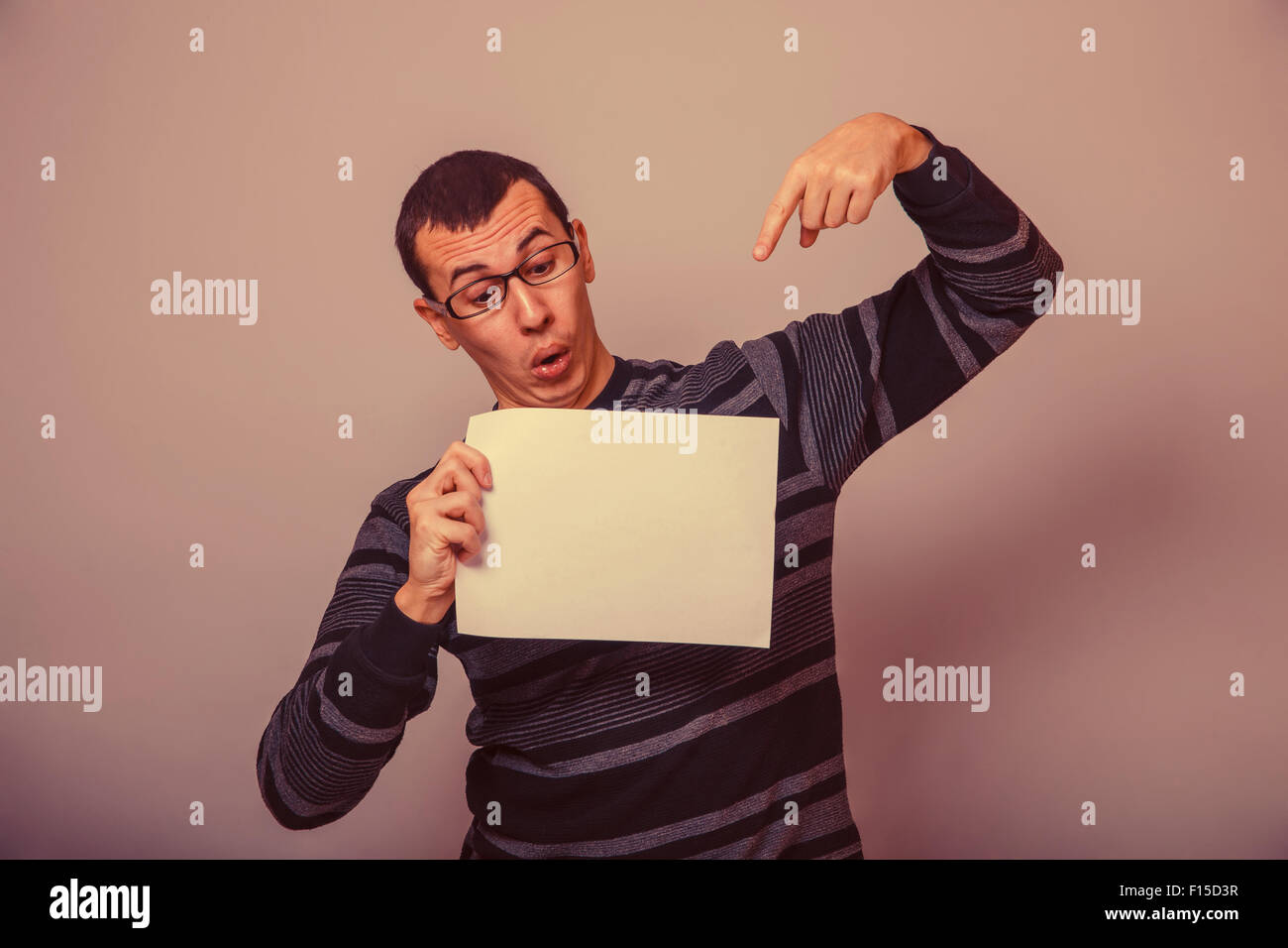 Homme à l'Européen de 30 ans tenant une feuille vierge retro Banque D'Images