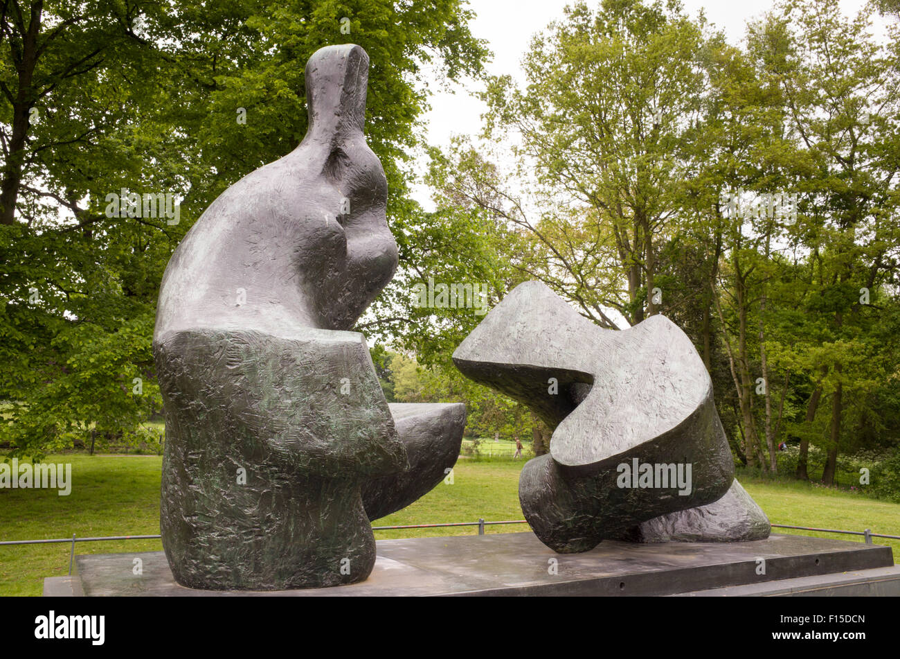 Inclinable en deux pièces figure sculpture de Henry Moore dans le parc de Kenwood House, Hampstead Heath, London, England, UK Banque D'Images