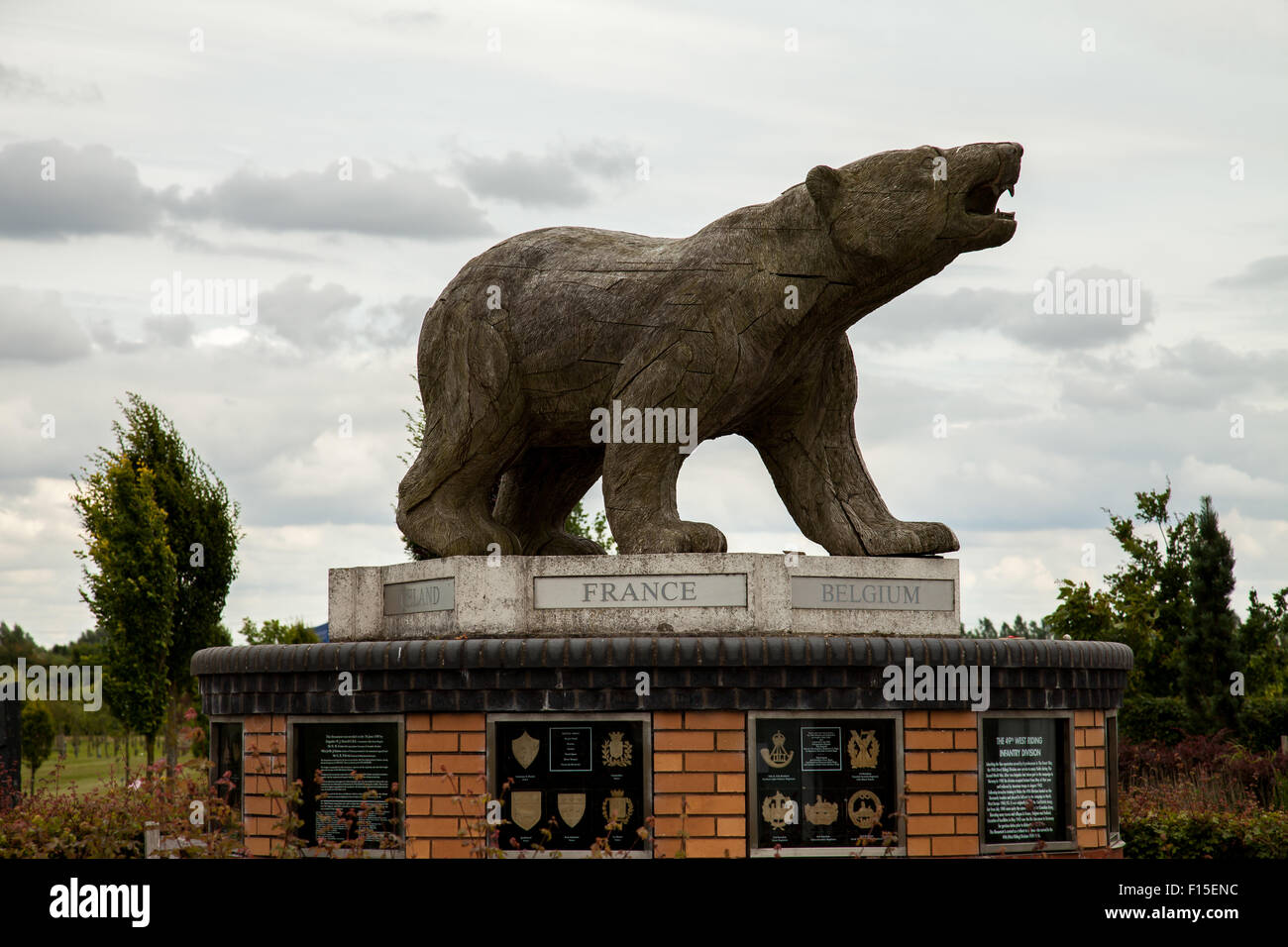 L'ours polaire National Memorial Arboretum.Staffordshire England Royaume-Uni Banque D'Images